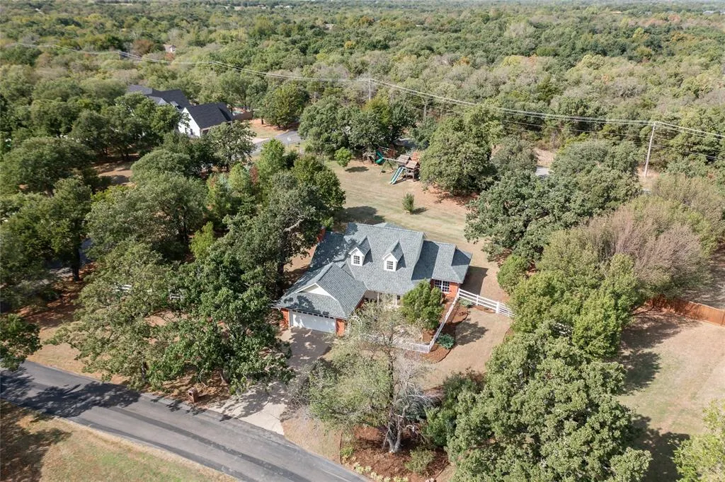 Front exterior — 501 Pleasant Oaks Circle, Edmond, OK 73034