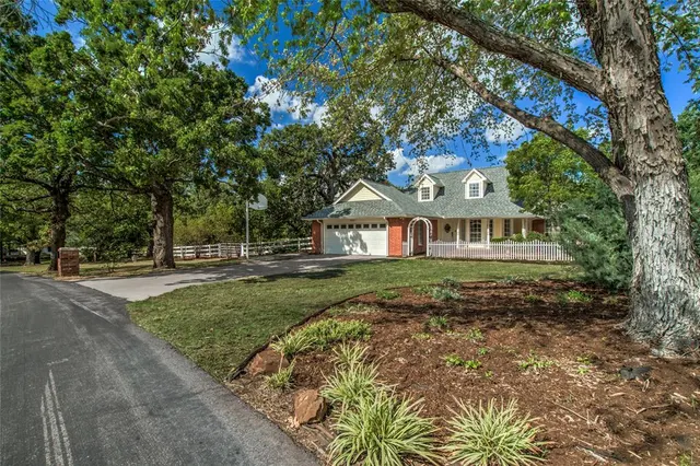 Photo 2 — 501 Pleasant Oaks Circle, Edmond, OK 73034