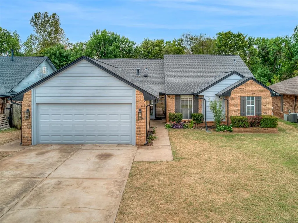 Photo 2 — 1908 Edgewater Lane, Edmond, OK 73013
