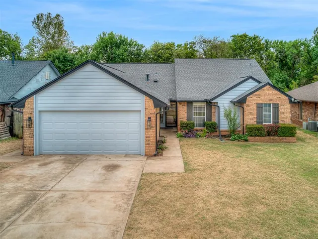 Photo 2 — 1908 Edgewater Lane, Edmond, OK 73013