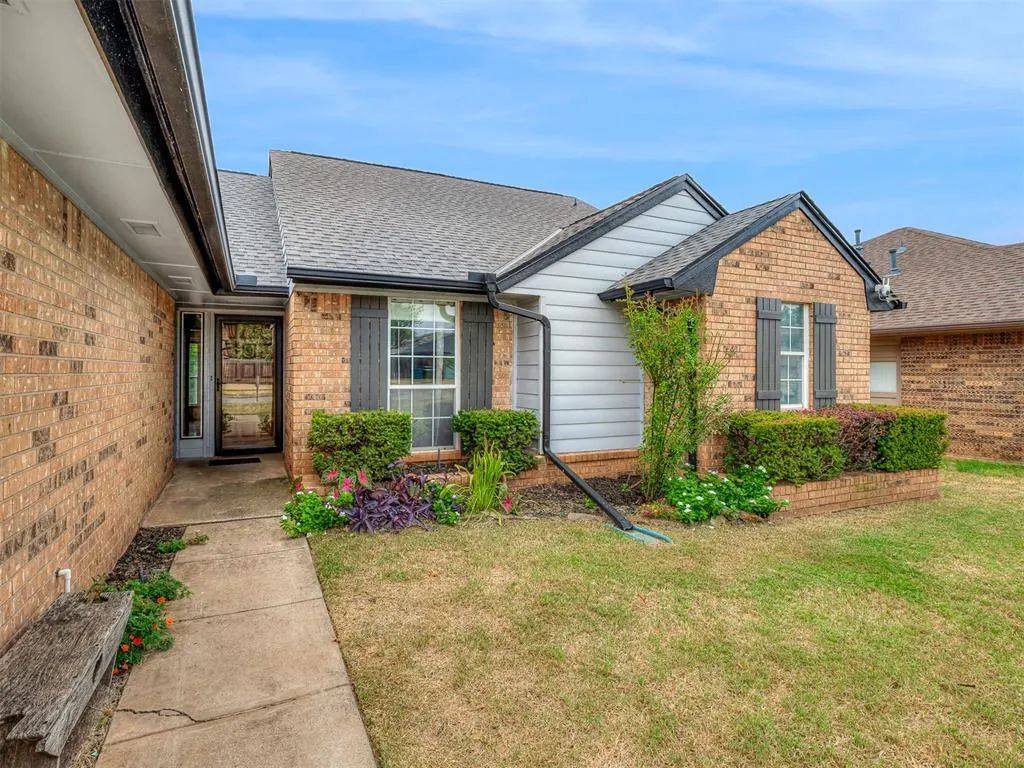 Photo 3 — 1908 Edgewater Lane, Edmond, OK 73013