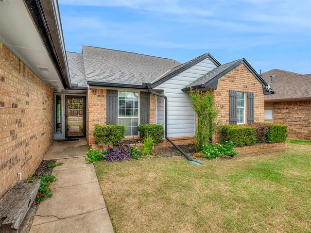 Photo 3 — 1908 Edgewater Lane, Edmond, OK 73013