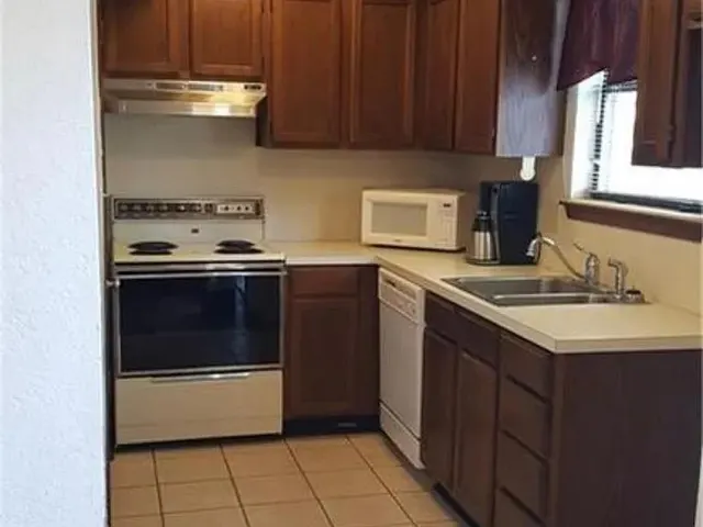 Photo 4 — 5406 Peachtree Drive, Warr Acres, OK 73122