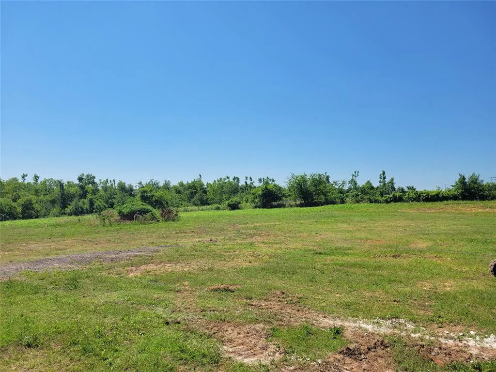 Photo 2 — 402 S 3rd Street, McLoud, OK 74851