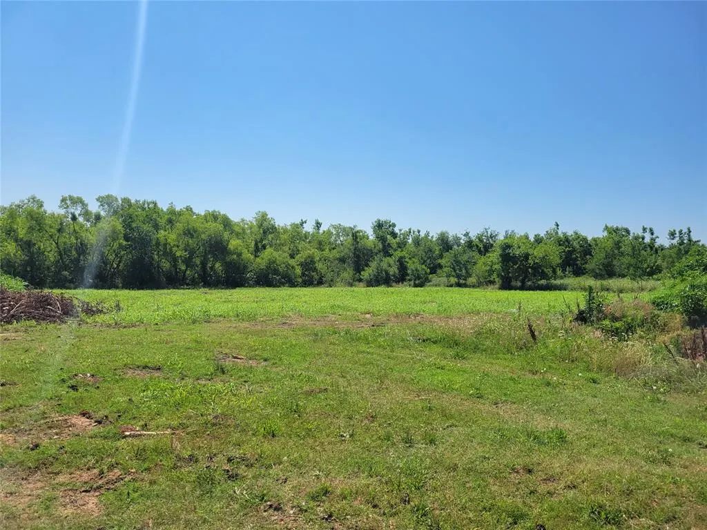 Photo 3 — 402 S 3rd Street, McLoud, OK 74851