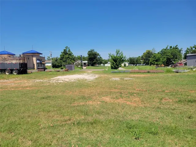 Photo 8 — 402 S 3rd Street, McLoud, OK 74851
