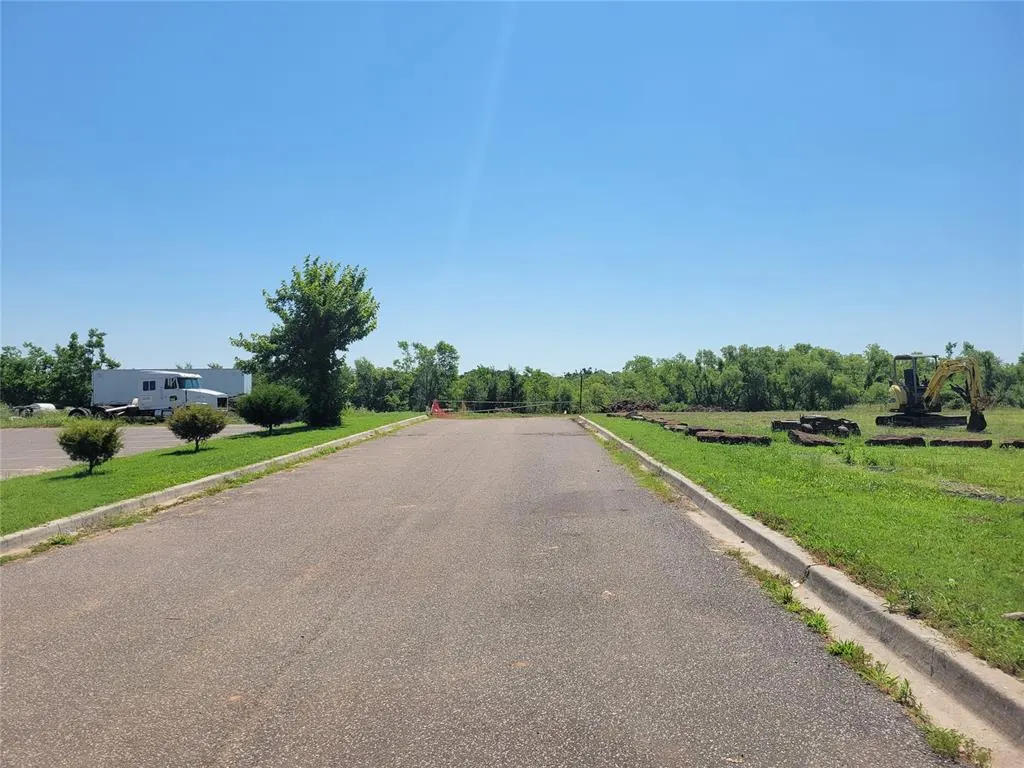 Photo 11 — 402 S 3rd Street, McLoud, OK 74851