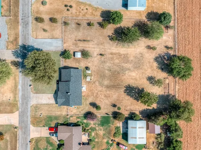 Photo 2 — 15070 Tomahawk Drive, Yukon, OK 73099