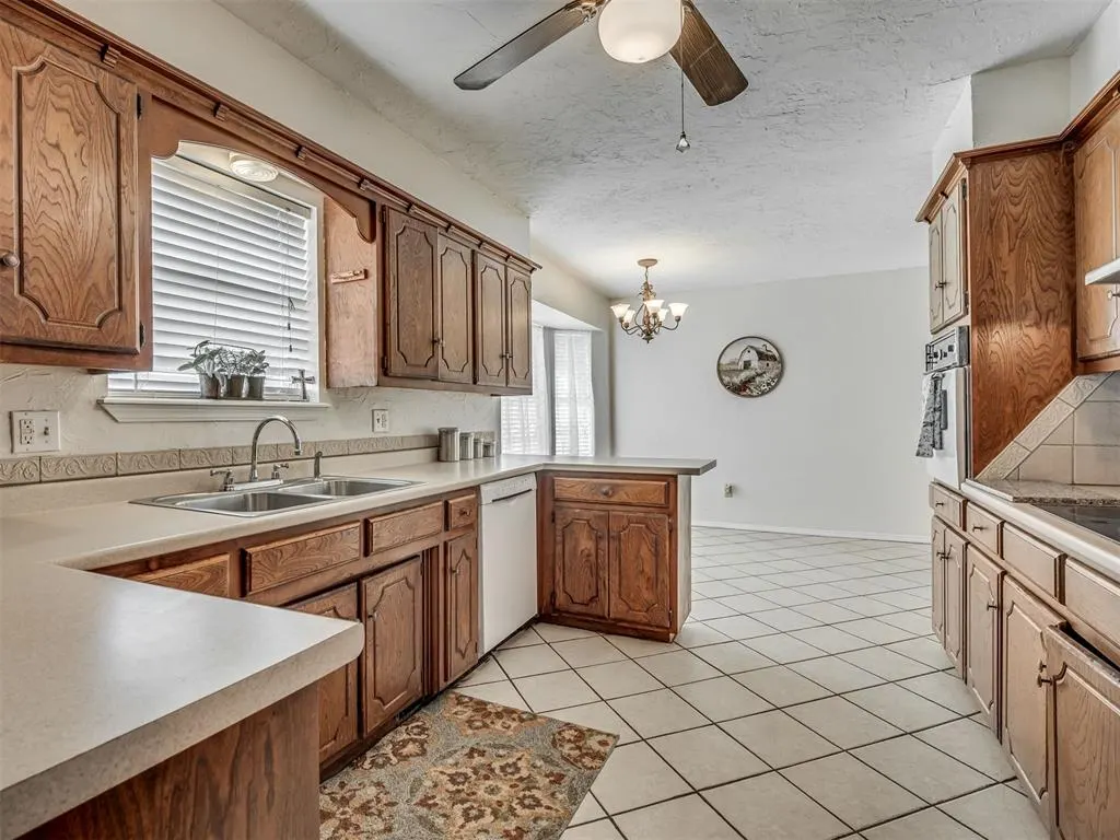 Photo 11 — 15070 Tomahawk Drive, Yukon, OK 73099