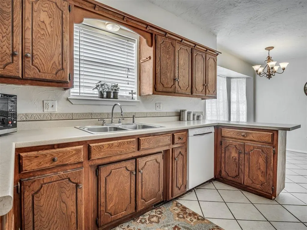 Photo 12 — 15070 Tomahawk Drive, Yukon, OK 73099