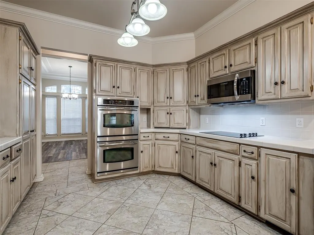 Photo 9 — 709 N Creek Drive, Edmond, OK 73034