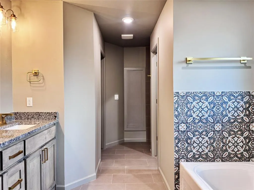 Photo 16 — 16020 Navarra Way, Oklahoma City, OK 73170