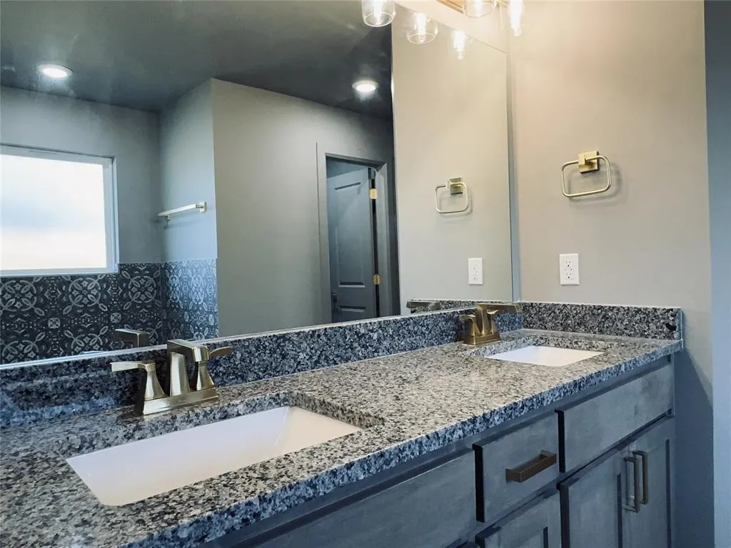 Photo 18 — 16020 Navarra Way, Oklahoma City, OK 73170