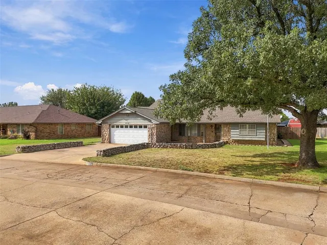 Photo 3 — 914 W Fay Avenue, Kingfisher, OK 73750