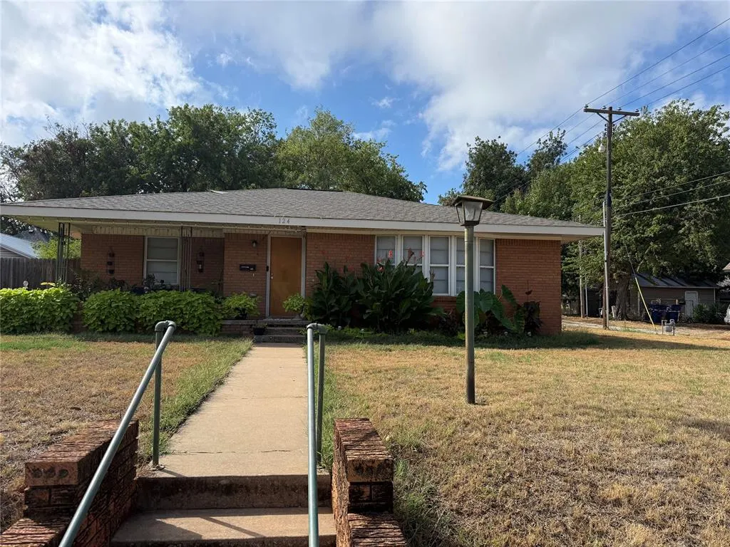 Front exterior — 124 S 11th Street, Chickasha, OK 73018