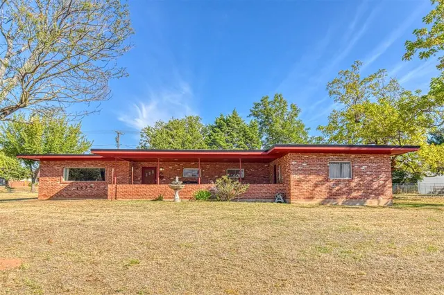 Photo 3 — 1628 W Carolina Avenue, Chickasha, OK 73018
