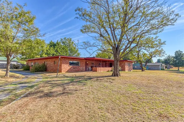 Photo 5 — 1628 W Carolina Avenue, Chickasha, OK 73018