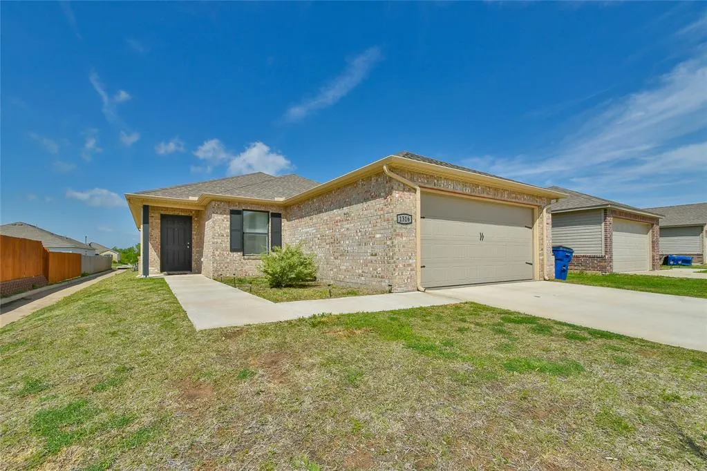 Photo 2 — 1316 Chuck Wagon Drive, El Reno, OK 73036