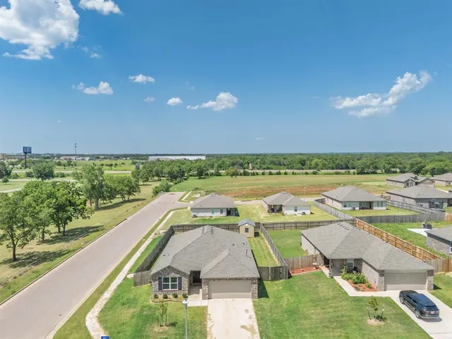 Photo 2 — 1400 Lexi Drive, Shawnee, OK 74804