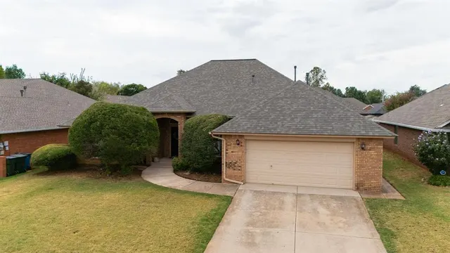 Photo 2 — 1112 Copperfield Drive, Edmond, OK 73003