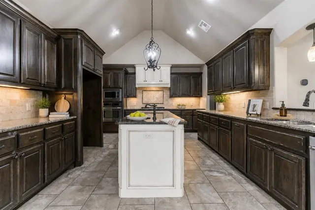 Photo 2 — 4617 Caveat Drive, Edmond, OK 73025