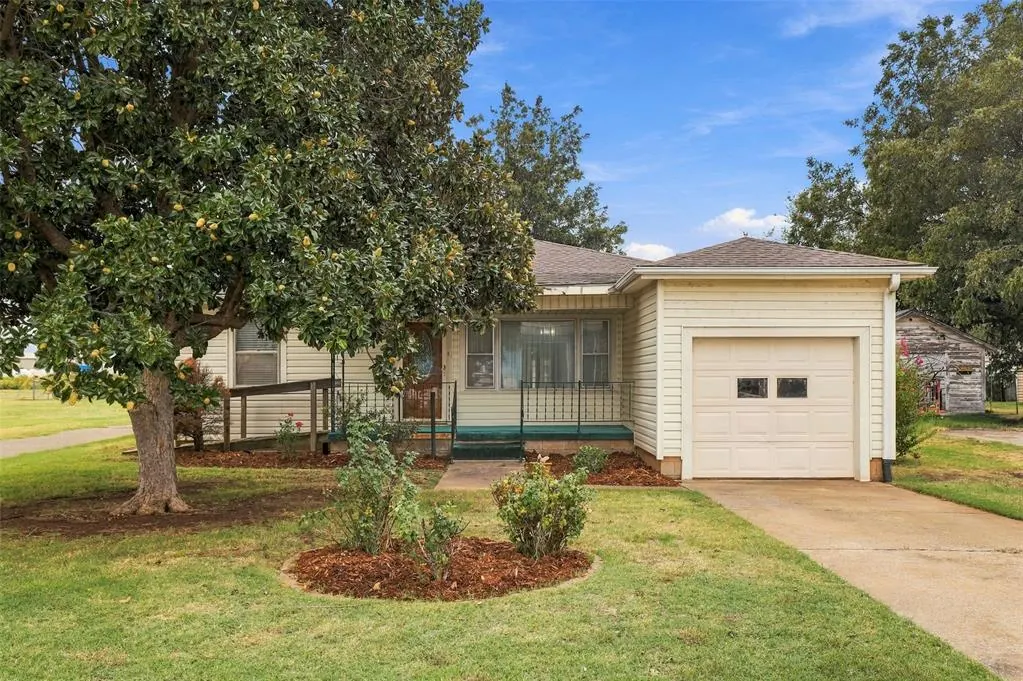 Front exterior — 111 W Colorado Avenue, Okarche, OK 73762
