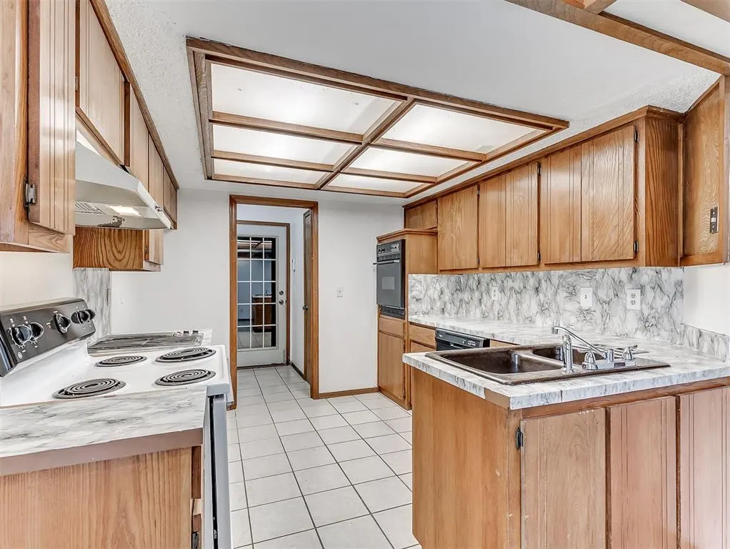 Photo 5 — 7407 Kings Manor Court, Oklahoma City, OK 73132