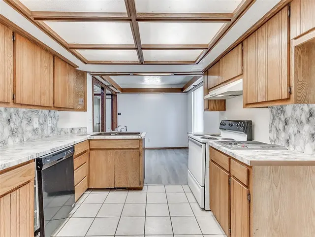 Photo 6 — 7407 Kings Manor Court, Oklahoma City, OK 73132