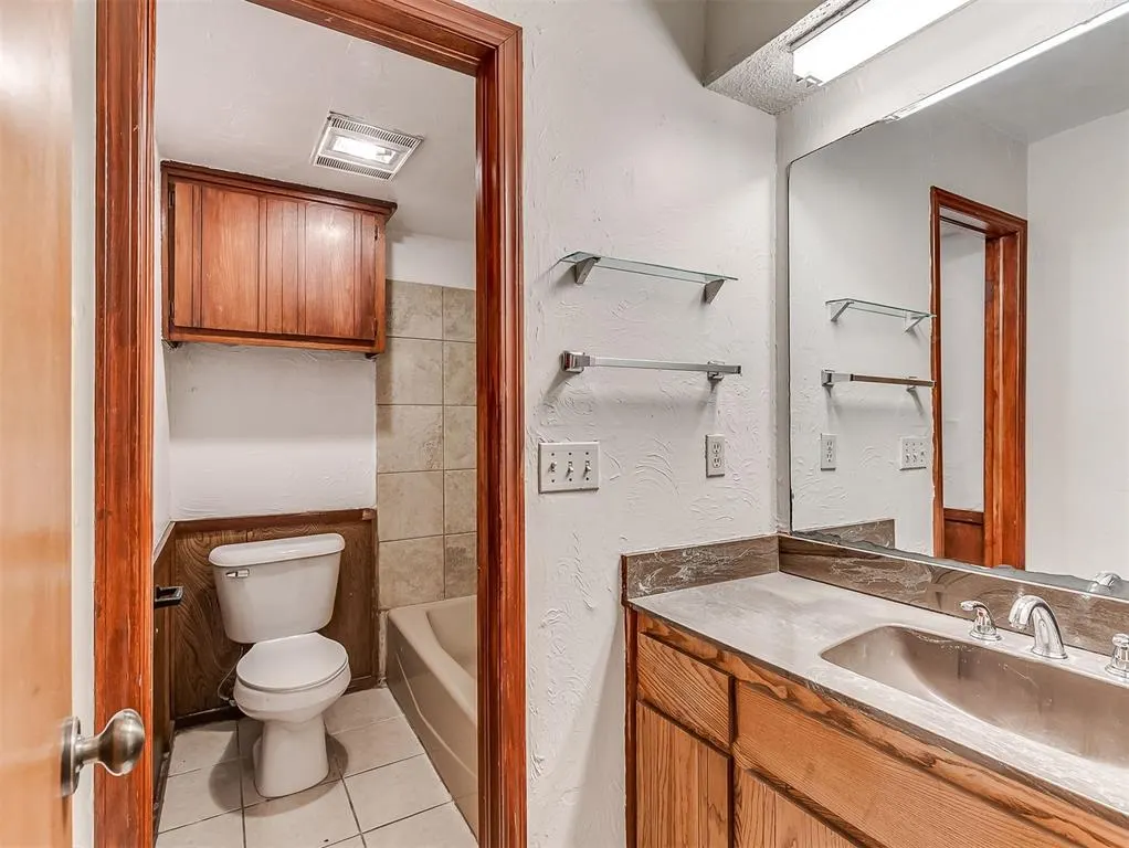 Photo 9 — 7407 Kings Manor Court, Oklahoma City, OK 73132