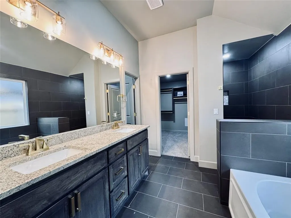 Photo 12 — 16024 Navarra Way, Oklahoma City, OK 73170
