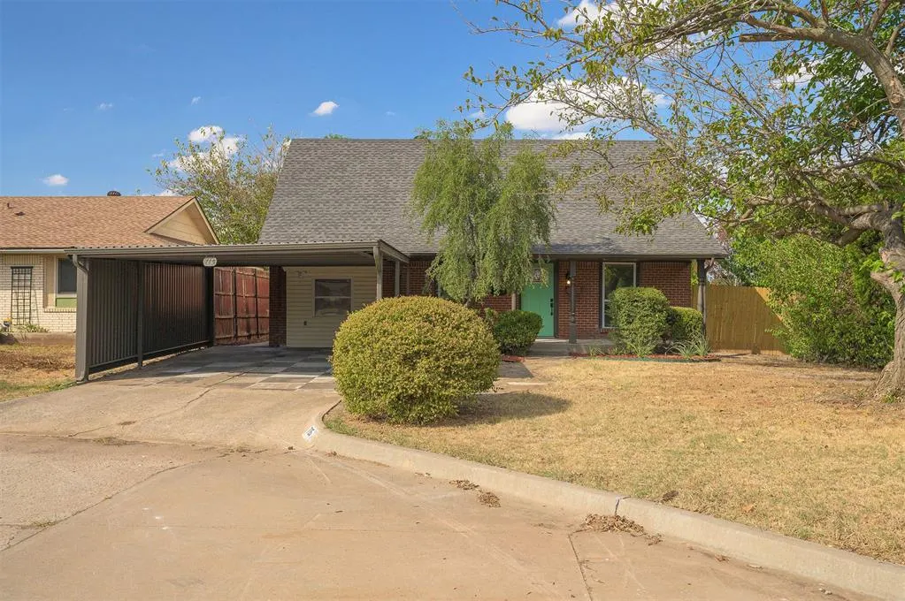 Front exterior — 715 Harmon Circle, Moore, OK 73160