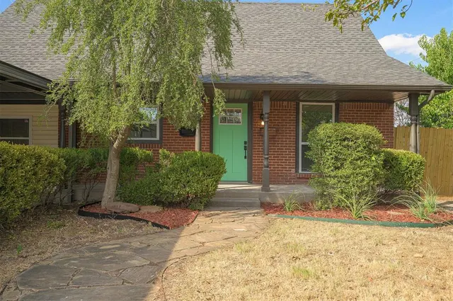 Photo 3 — 715 Harmon Circle, Moore, OK 73160