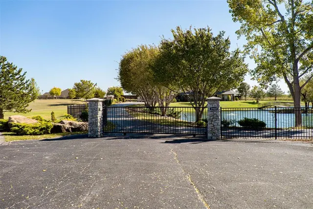 Photo 2 — 3900 Turtle Creek Road, Moore, OK 73160