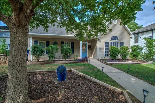 Photo 3 — 616 E Washington Avenue, Guthrie, OK 73044