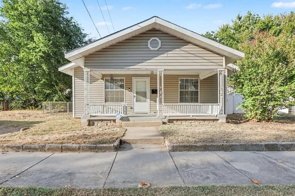 Front exterior — 318 W Ridgewood Street, Shawnee, OK 74801