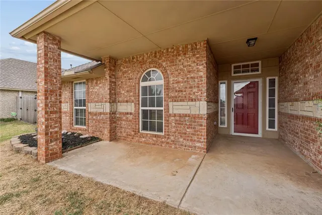Photo 4 — 709 N White Tail Way, Mustang, OK 73064