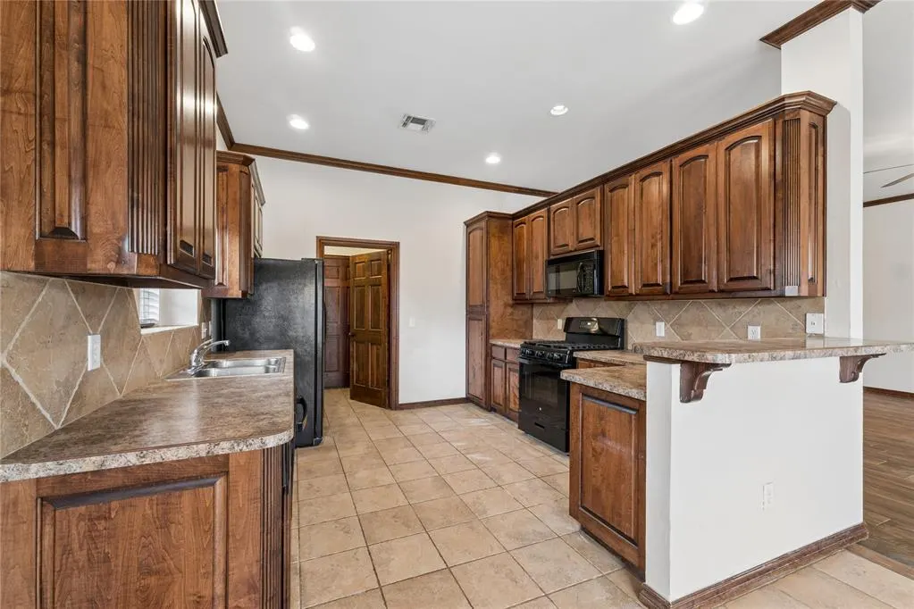 Photo 10 — 709 N White Tail Way, Mustang, OK 73064