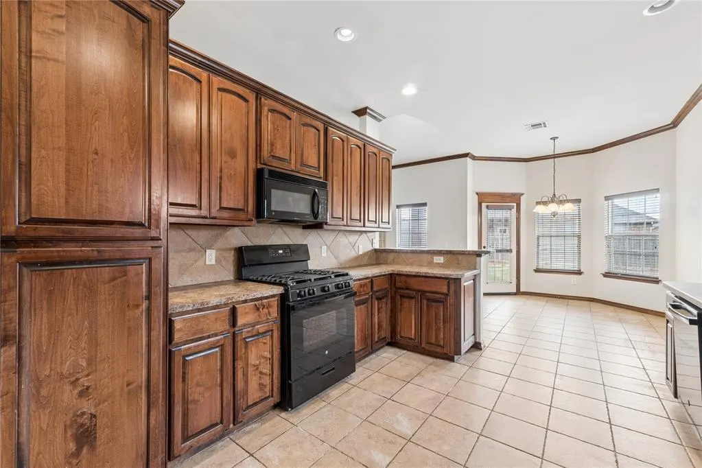 Photo 11 — 709 N White Tail Way, Mustang, OK 73064