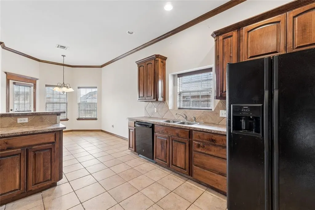Photo 12 — 709 N White Tail Way, Mustang, OK 73064