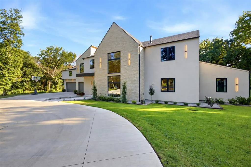 Front exterior — 3320 Arrowhead Court, Edmond, OK 73013