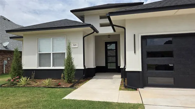 Photo 2 — 321 Greens Parkway, Norman, OK 73069