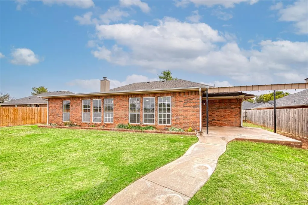 Photo 2 — 141 Calhoon Street, Elk City, OK 73644