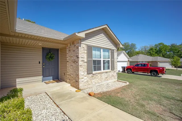 Photo 3 — 817 Twin Lakes Drive, Noble, OK 73068