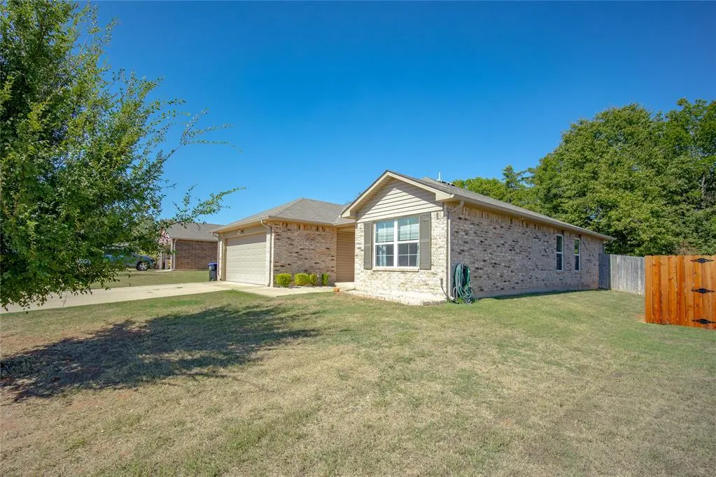 Photo 5 — 817 Twin Lakes Drive, Noble, OK 73068