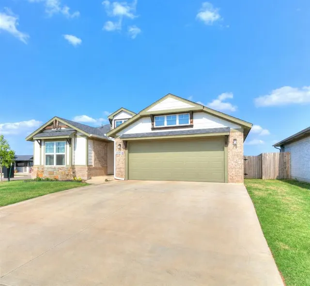 Photo 2 — 13316 Mesquite Trail, Yukon, OK 73099