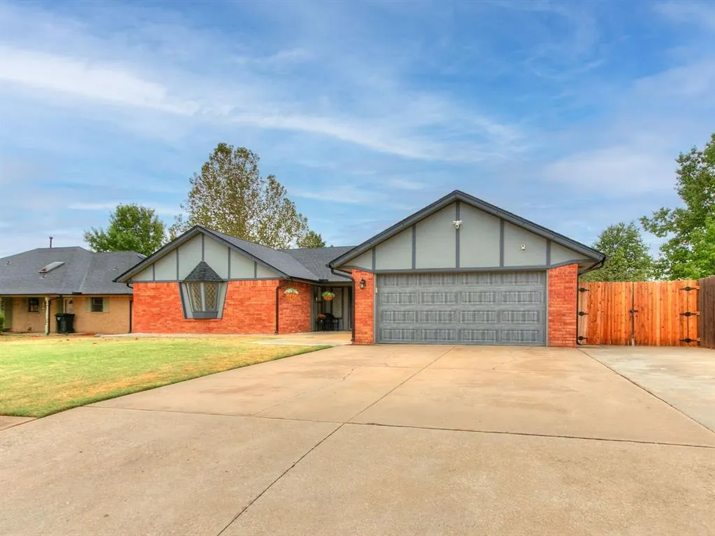 Front exterior — 404 Ember Glow, Moore, OK 73160