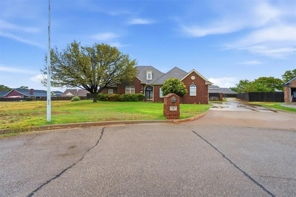 Photo 2 — 4 N Covey Street, Sayre, OK 73662