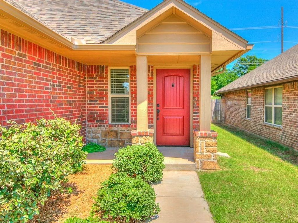 Photo 2 — 804 Stag Trail, Edmond, OK 73012