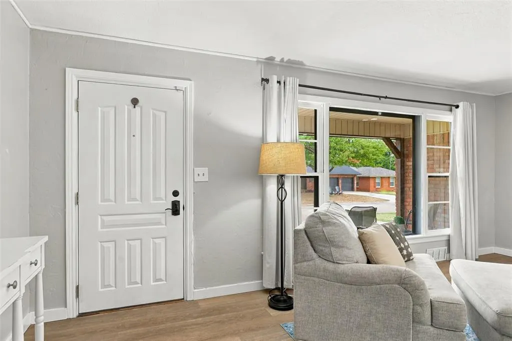 Photo 3 — 9900 Chesterton Place, The Village, OK 73120