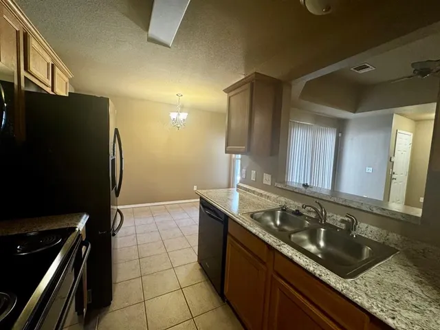 Photo 5 — 421 Sterling Pointe Way, Edmond, OK 73003